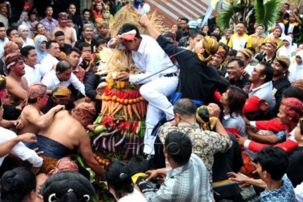 Ritual Buka Luwur, Ribuan Warga Perebutkan Nasi Uyah Asem