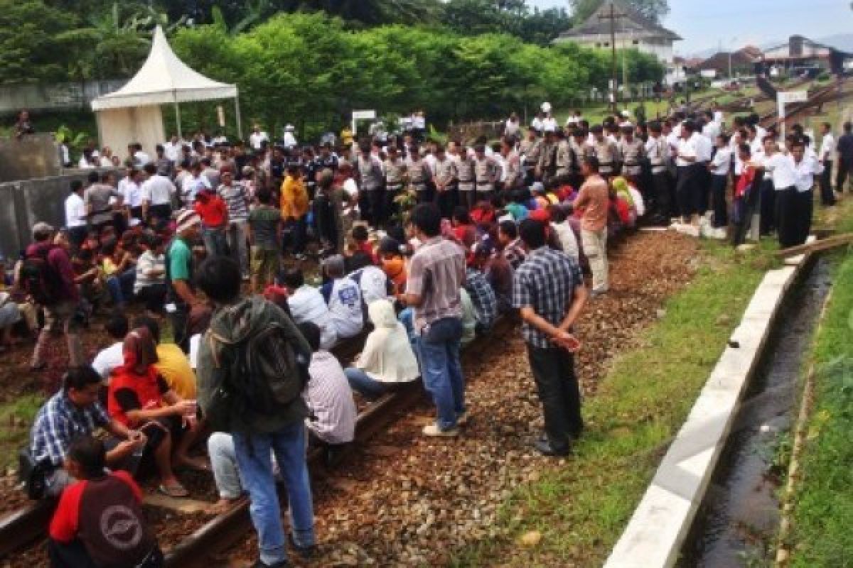 Pedagang Asongan Kembali Datangi Stasiun Tuntut Berjualan