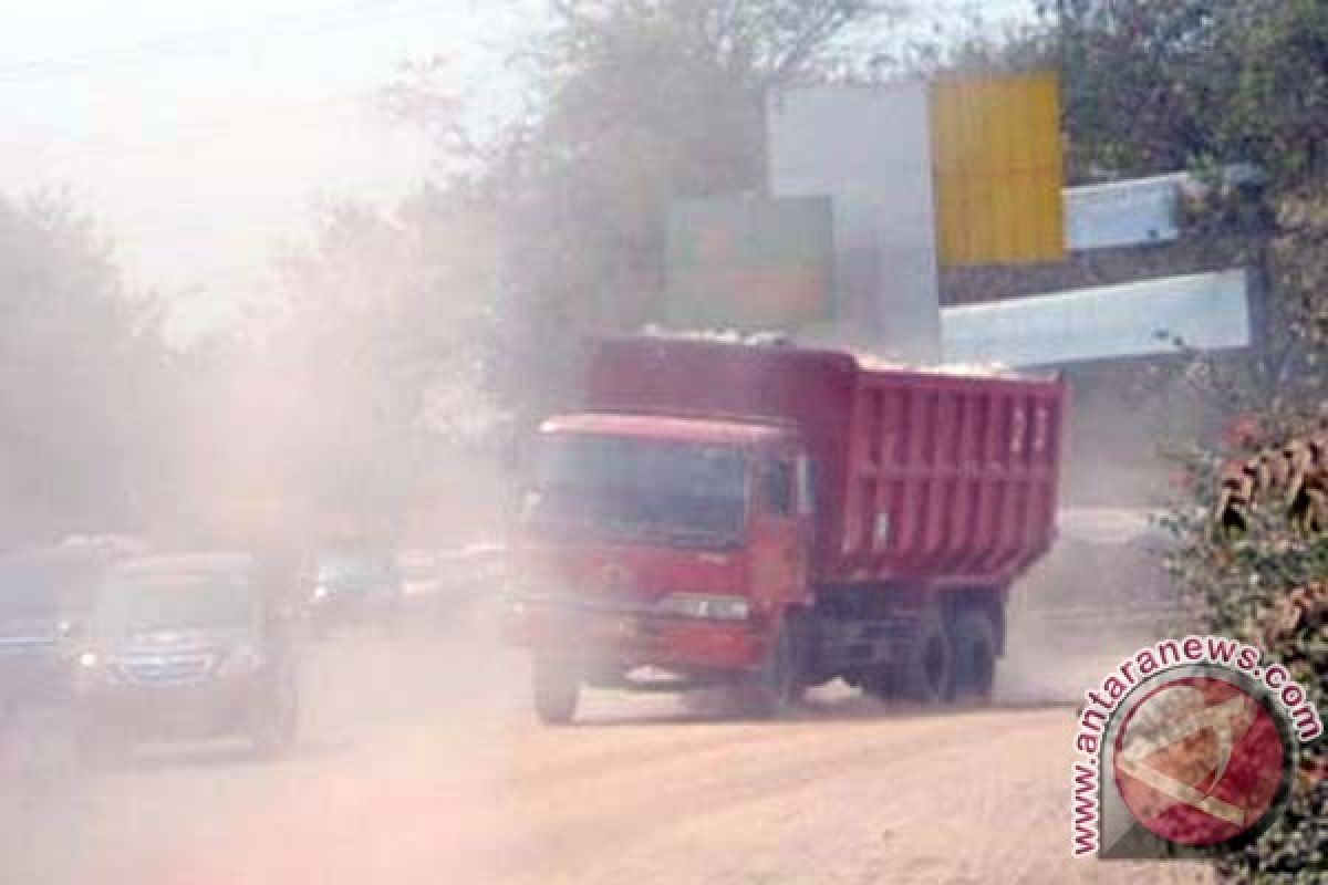 Truk Timbunan  Kotori Jalan Mamuju