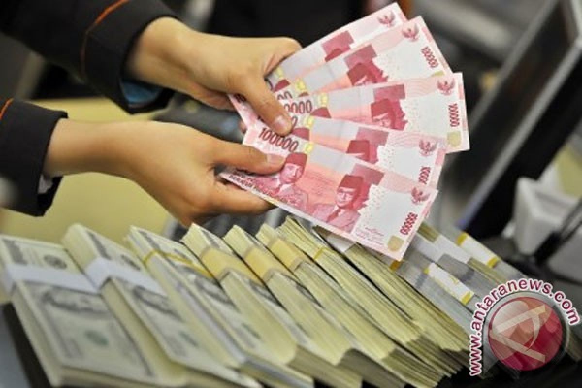 Rupiah Menguat Jadi Rp12.718 per Dolar