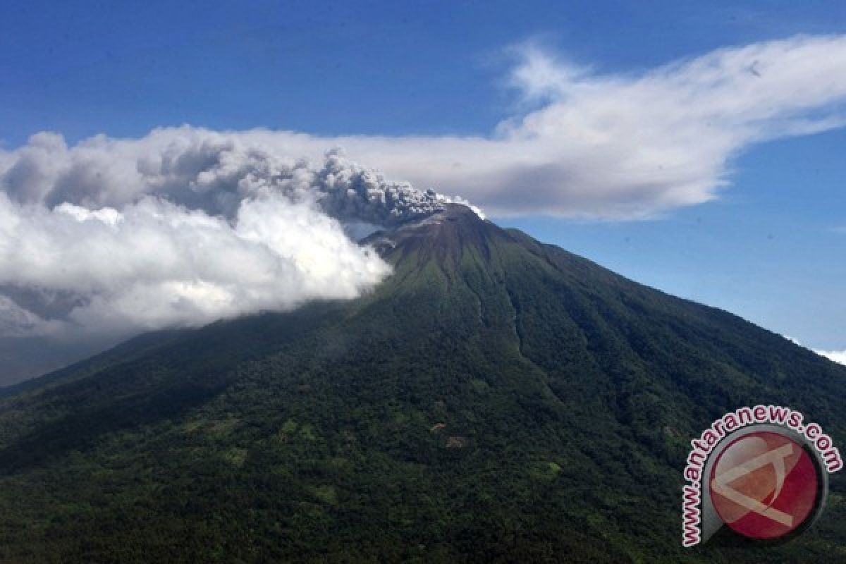 Gunung Gamalama di Ternate Meletus