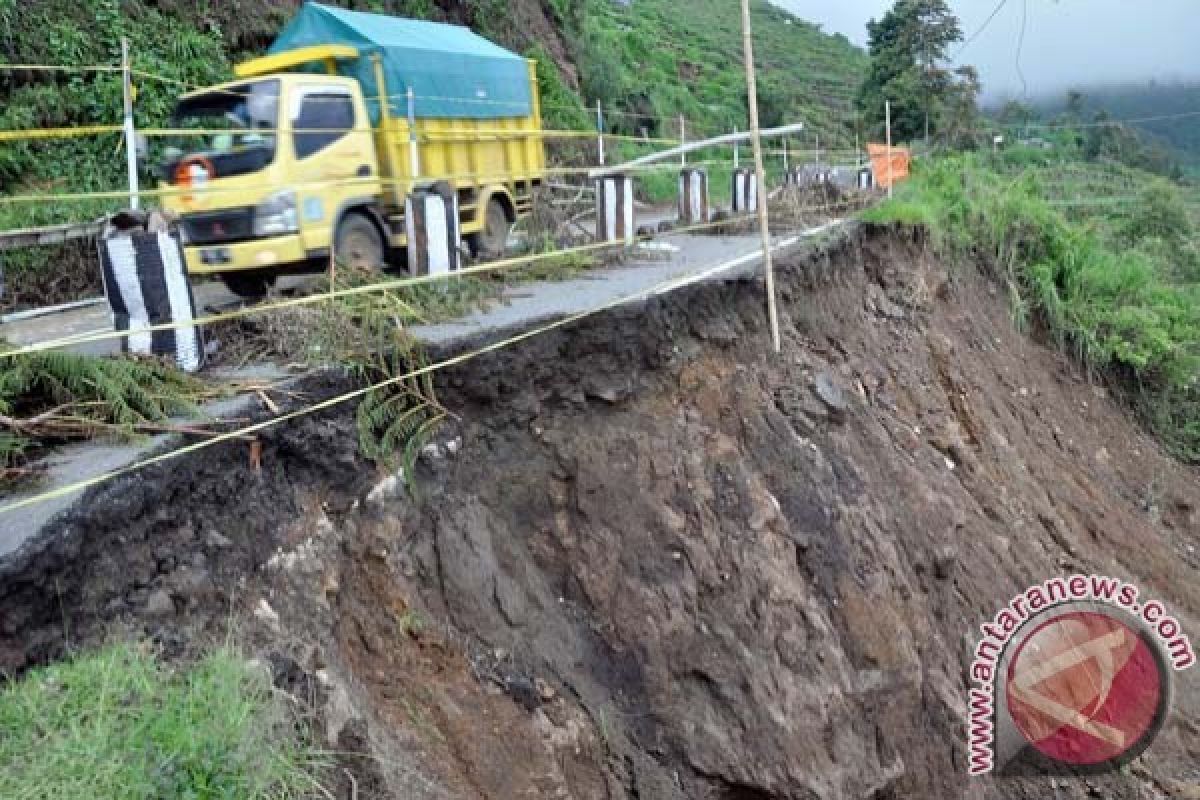 Akademisi: Longsoran Jalan Gunung Tugel-Banyumas Mirip Cipularang