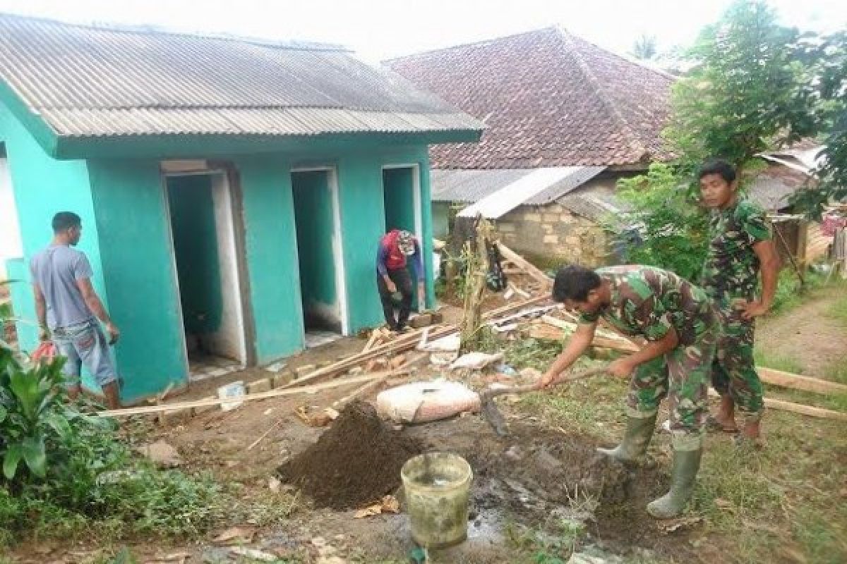 Kostrad  Bersama Warga  Bangun MCK Pasar Taman Jaya