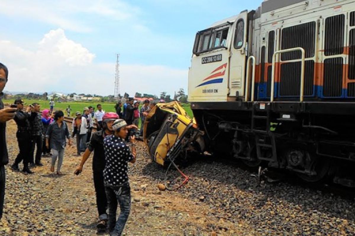 One Dies After Passanger Train Hits Truck in Kendal