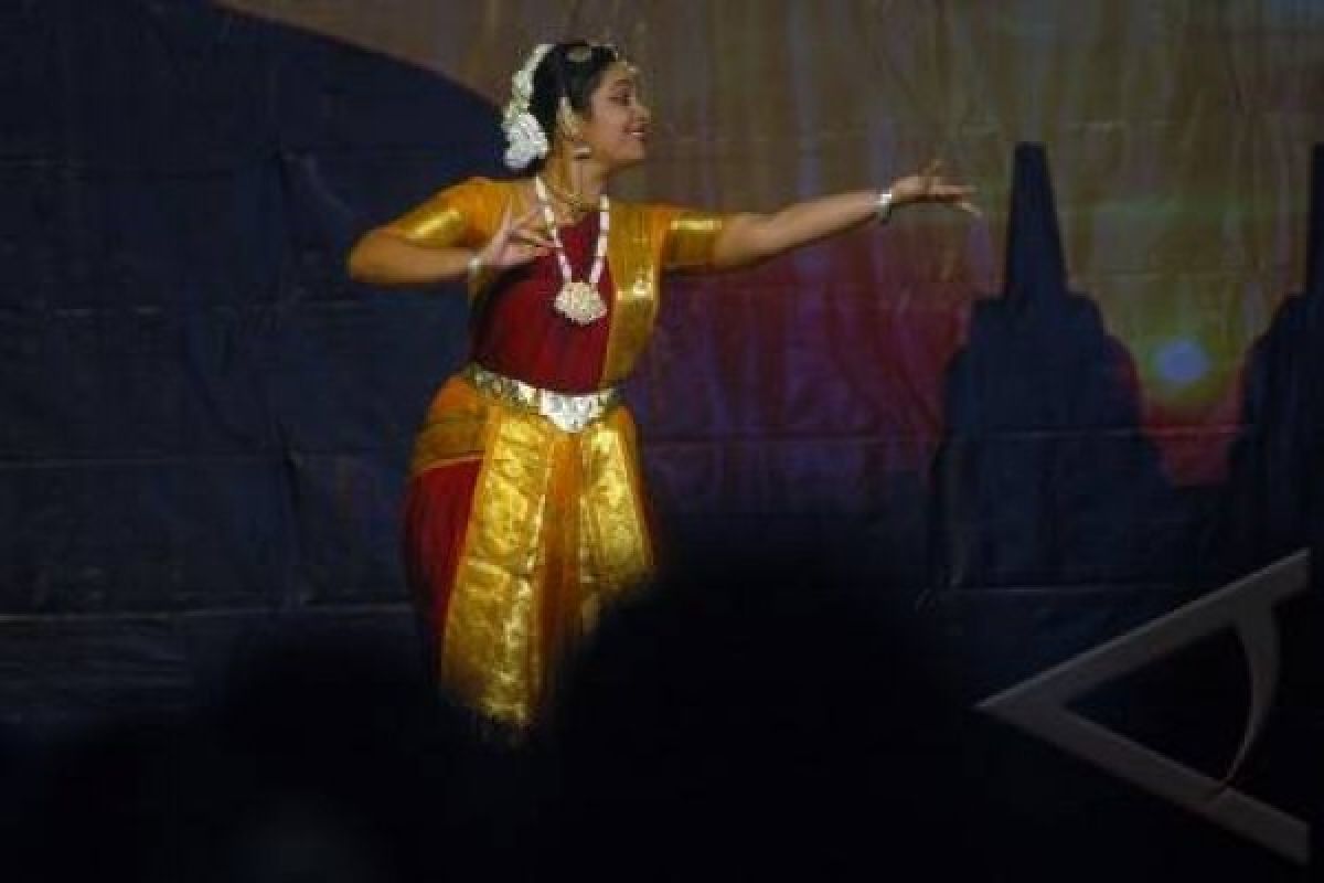 Penari Bollywood India Tampil di Prambanan