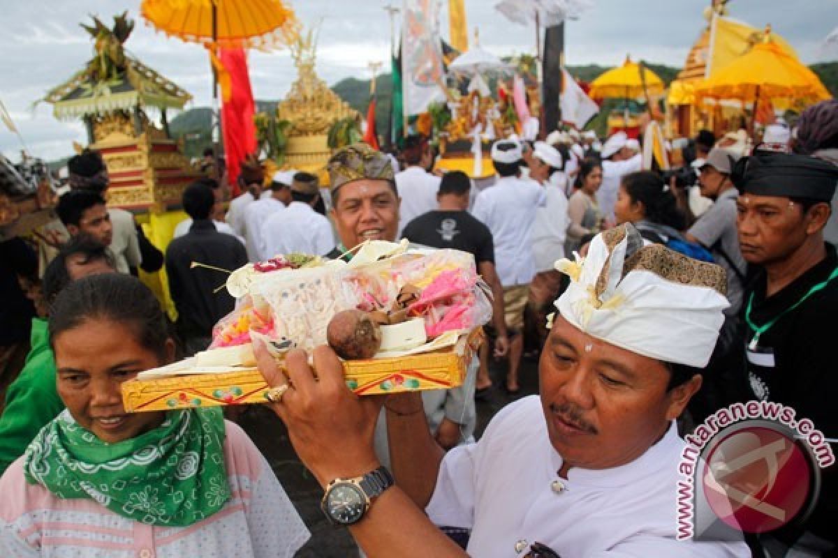 Iring-iringan Benda Sakral Warnai Ritual Melasti