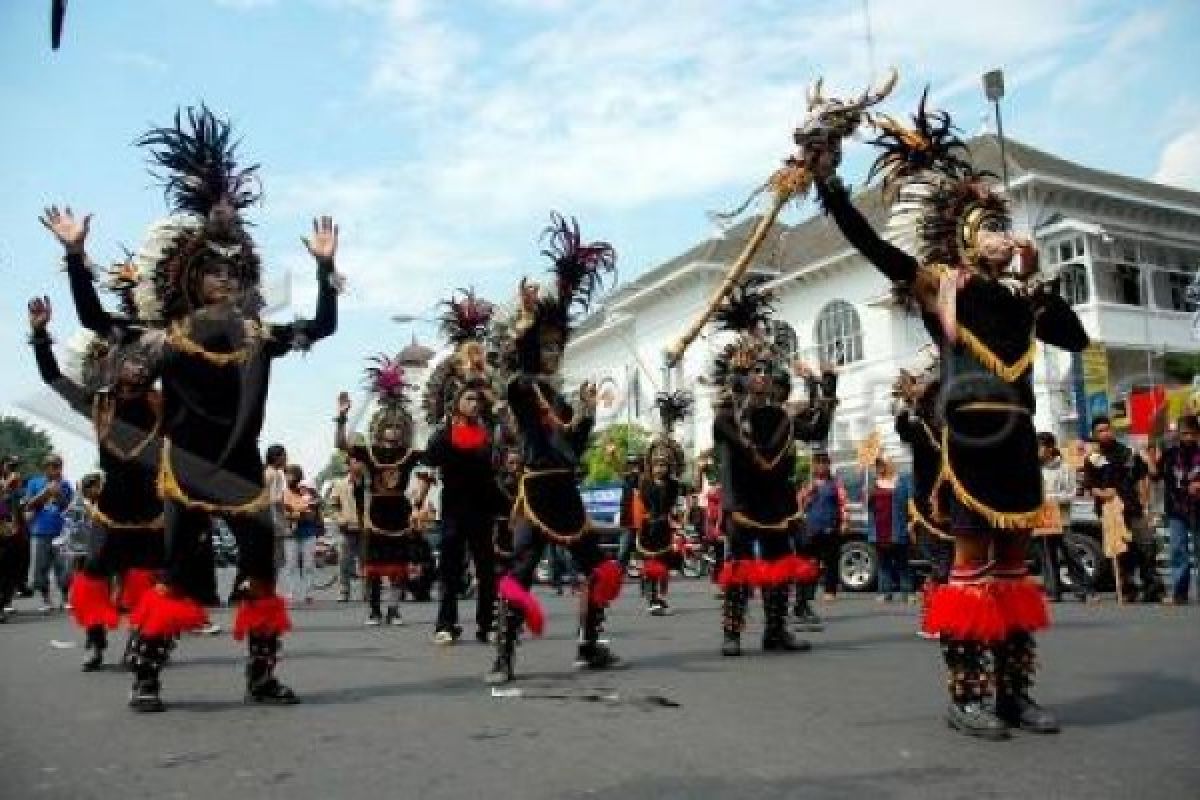 1.000 Seniman Gelar Tarian Topeng Ireng di Magelang