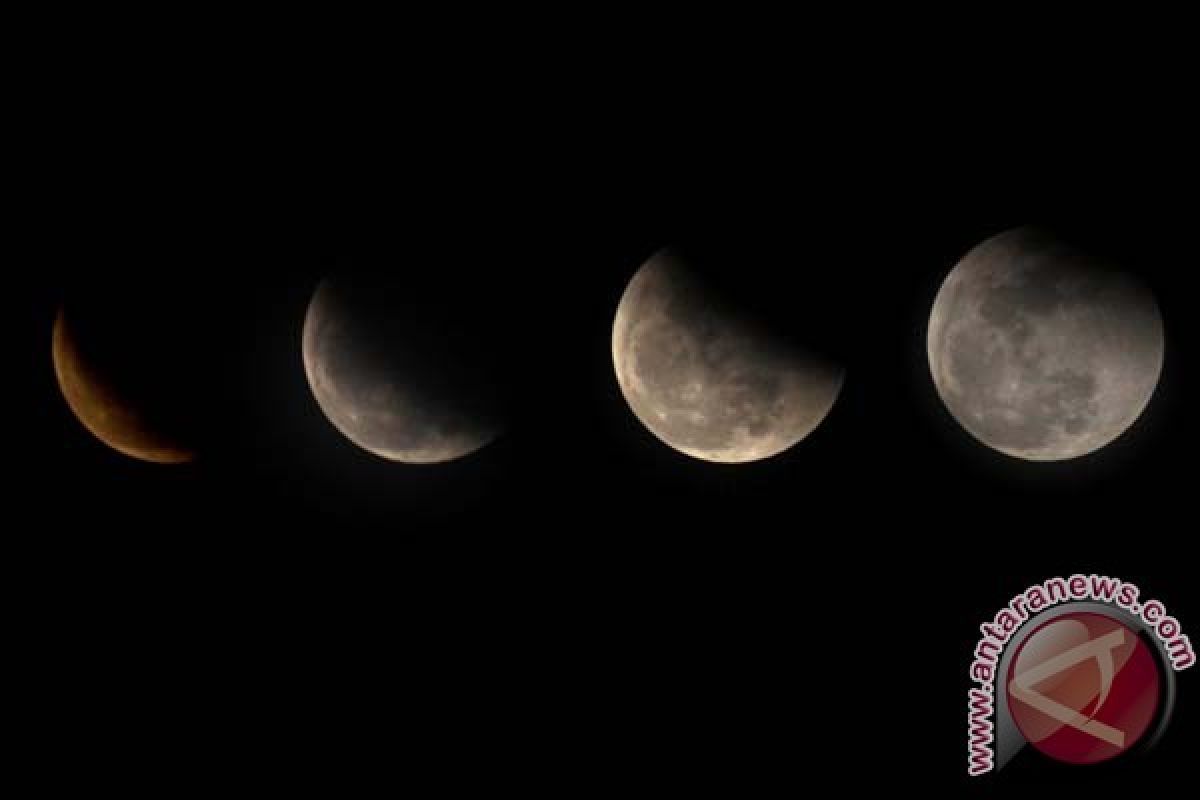 Tim Bosscha Meneropong Gerhana Bulan di Alun-Alun Bandung