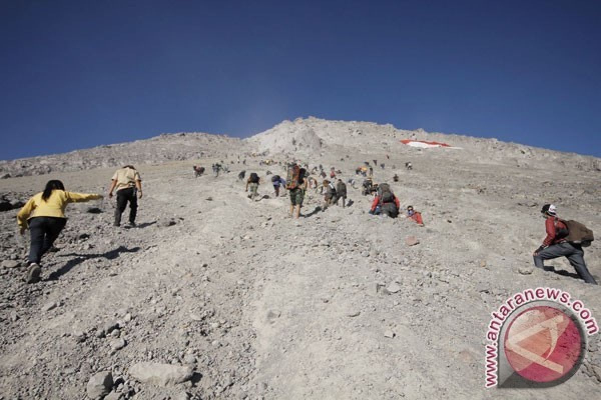 Libur  Paskah, Seribuan Orang Mendaki ke Puncak Merapi