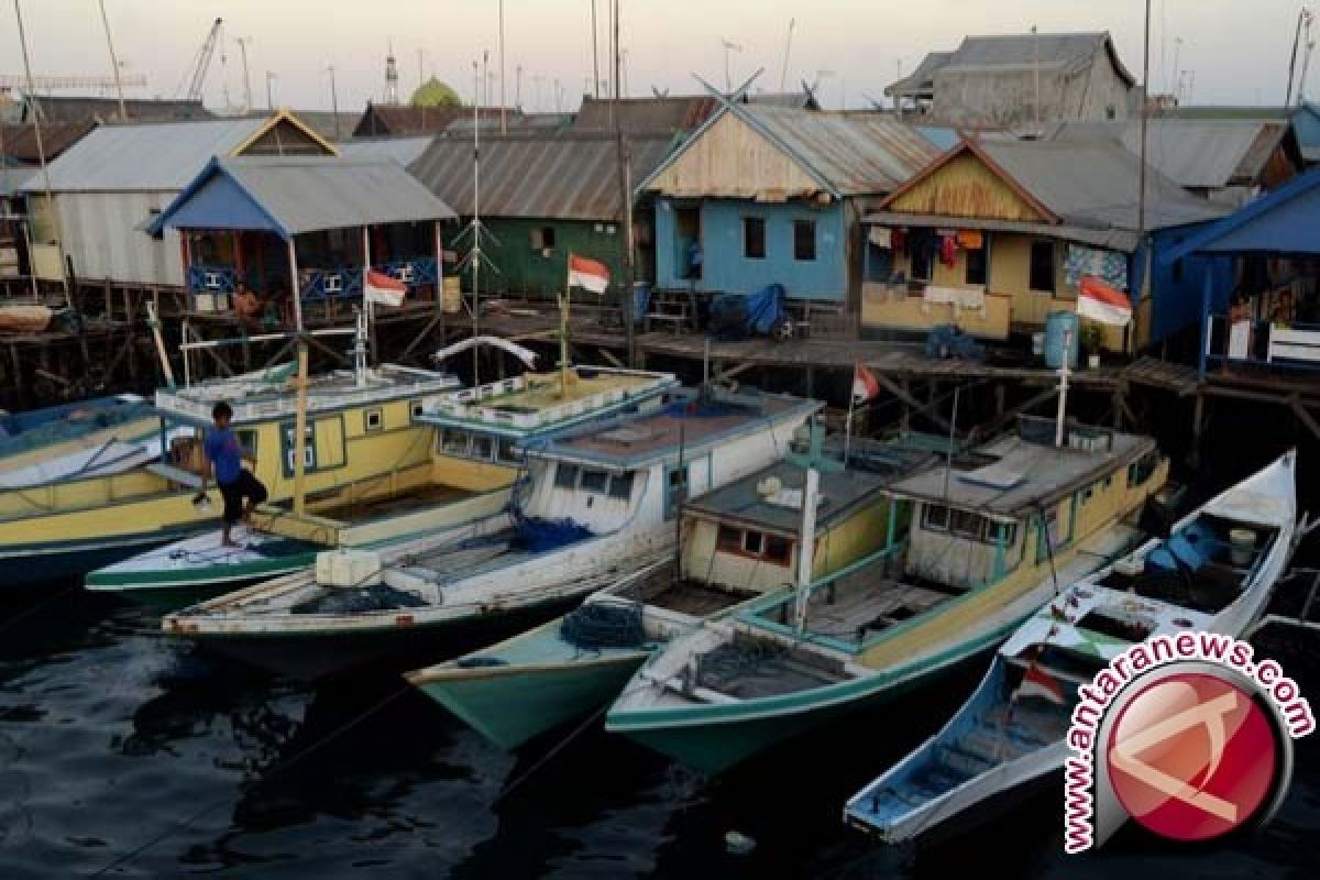 Pemkab Biak serahkan bantuan kapal penangkap ikan 