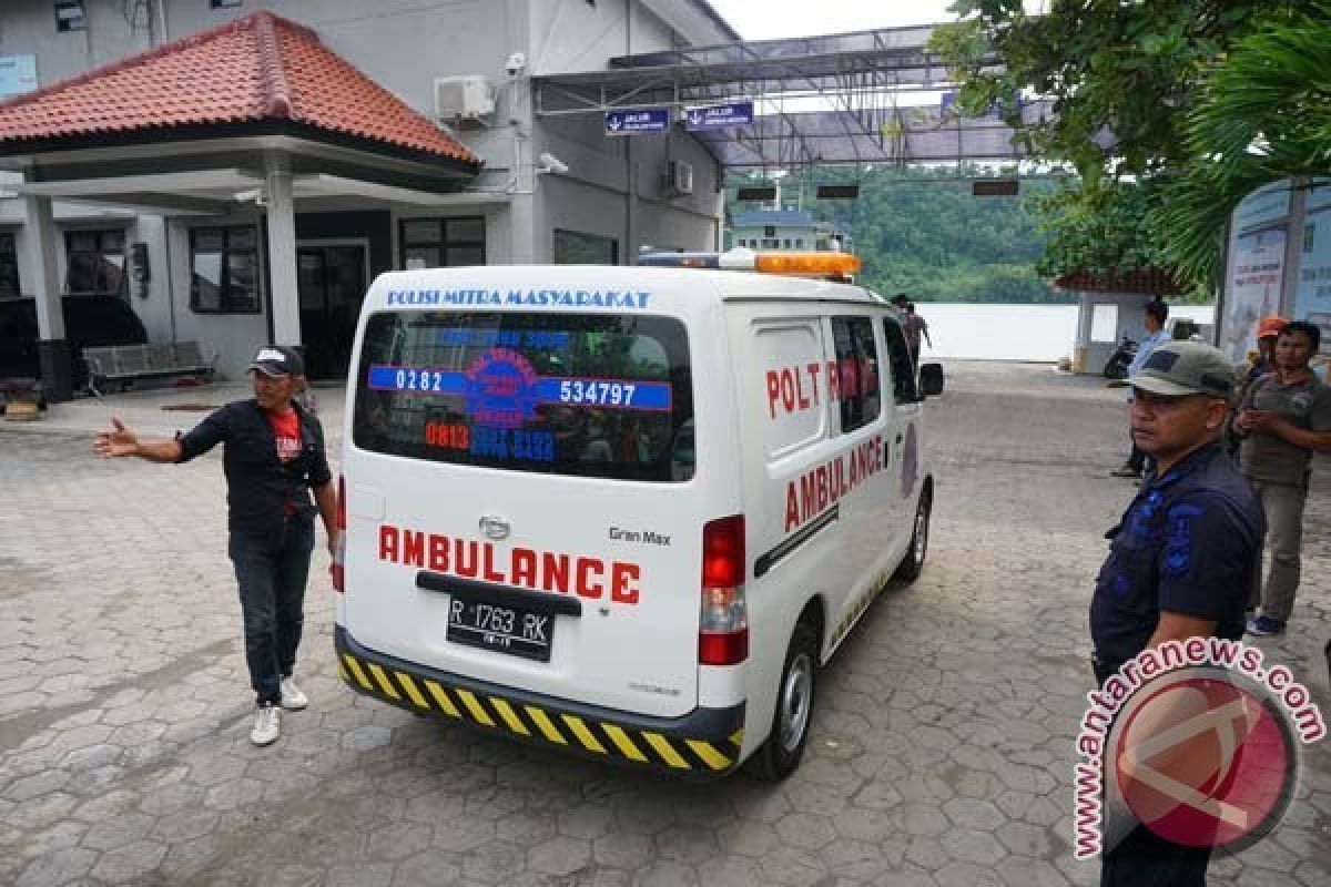 Rohaniwan Bawakan Kurma dan Air Zamzam untuk Terpidana Mati