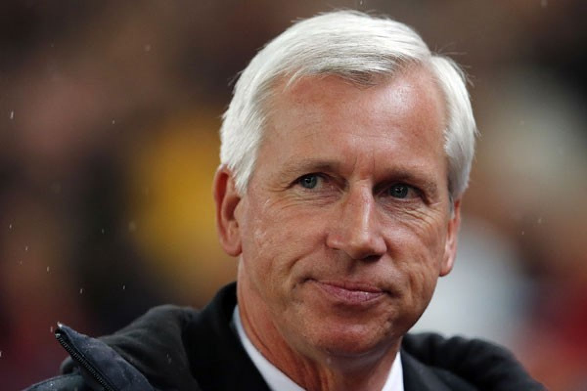 Pardew Siapkan Taktik Tunda Pesta Juara Chelsea