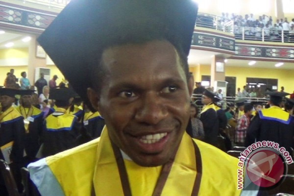 Tiga pemain Persipura wisuda S1 di Uncen