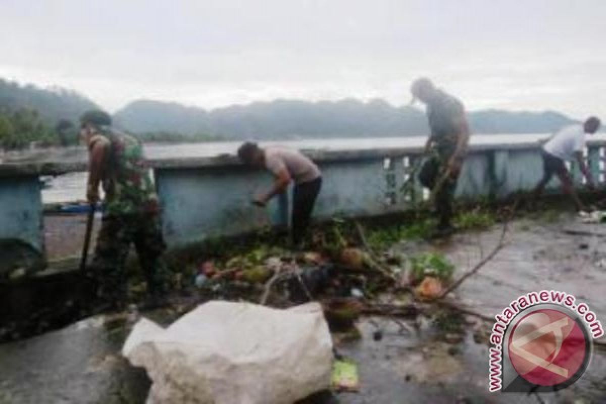 Pantai Kepulauan Yapen jadi lokasi pembuangan sampah