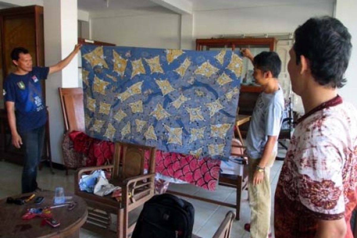 Tiga Perupa Magelang Kembangkan Batik "Fine Arts"