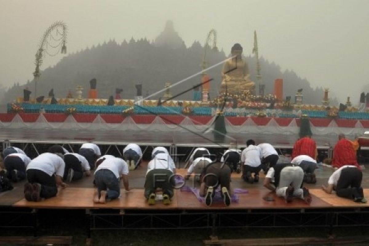 Umat Budha Ikuti Detik-detik Waisak di Borobudur