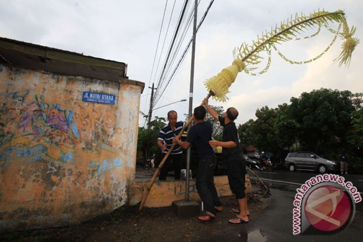 Selvi-Gibran siraman dengan Air Tujuh Sumber