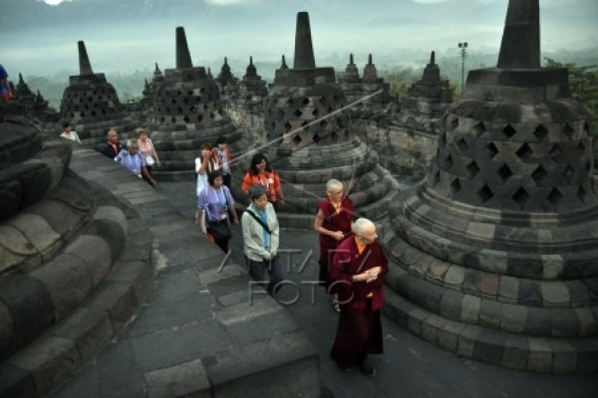 Ketika Para Buddhis Menyapa Pagi Candi Borobudur