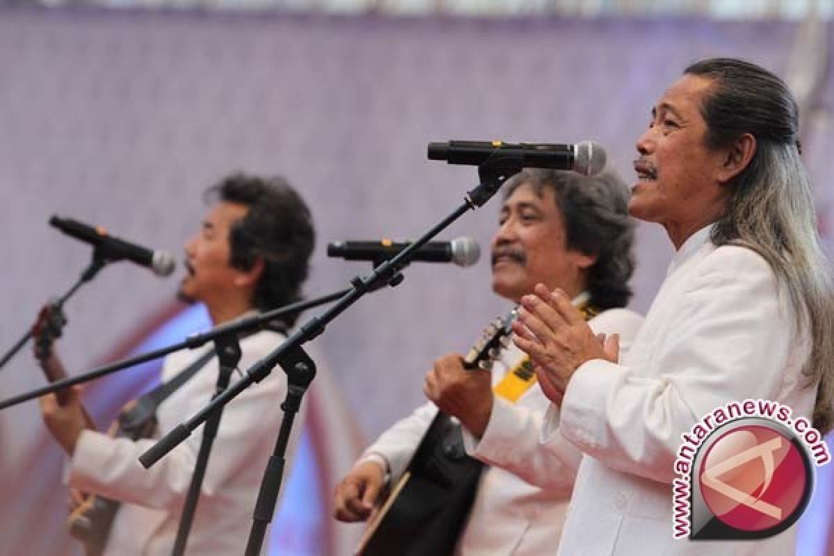 Bimbo pukau ribuan penonton konser Indonesia Menyanyi     