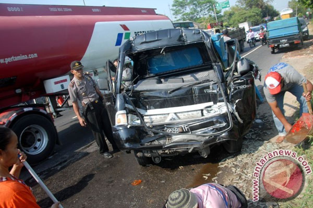 Satu tewas, pick up vs dua sepeda motor adu jangkrik di Jalan Wanasaba Lotim