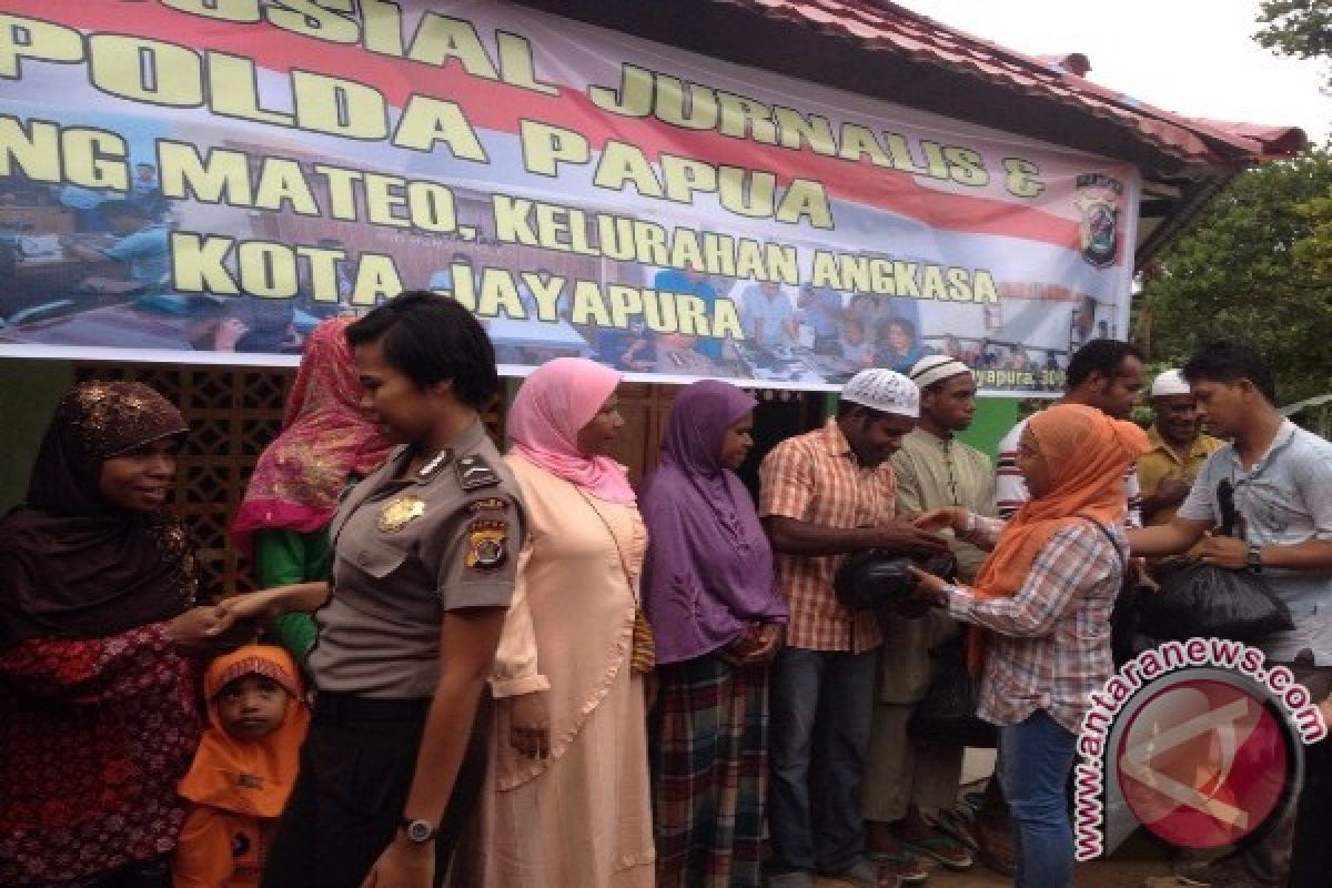 Jurnalis Jayapura sumbang bahan pokok untuk komunitas muslim