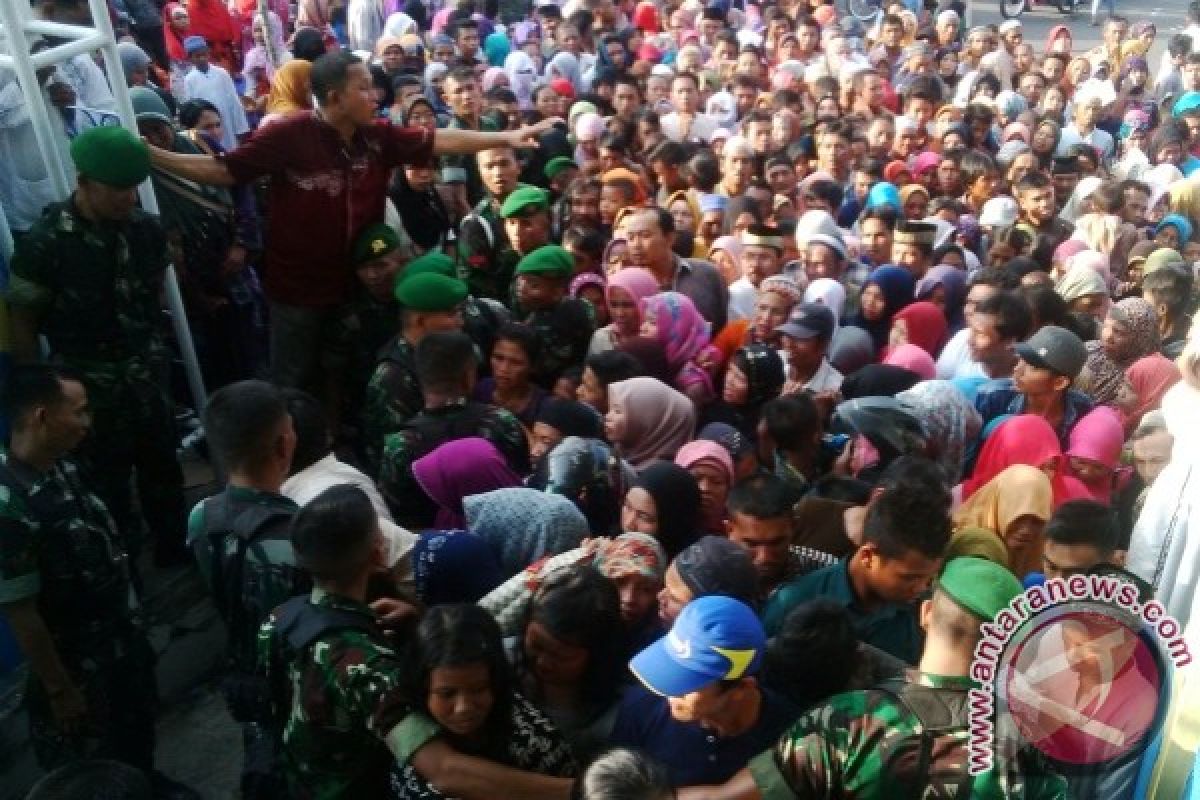 Buka Puasa Bersama di H. Abdul Rasyid, Warga Hadir Diberi Mukena dan Sarung