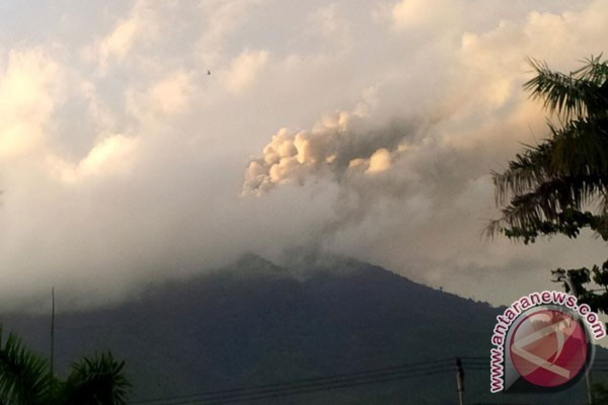 Empat Kelurahan di Ternate Terkena Abu Vulkanik Gamalama