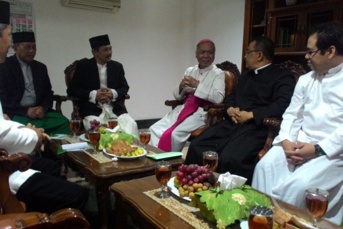 Semarang Archbishop Visits Mosque During Idul Fitri Prayers