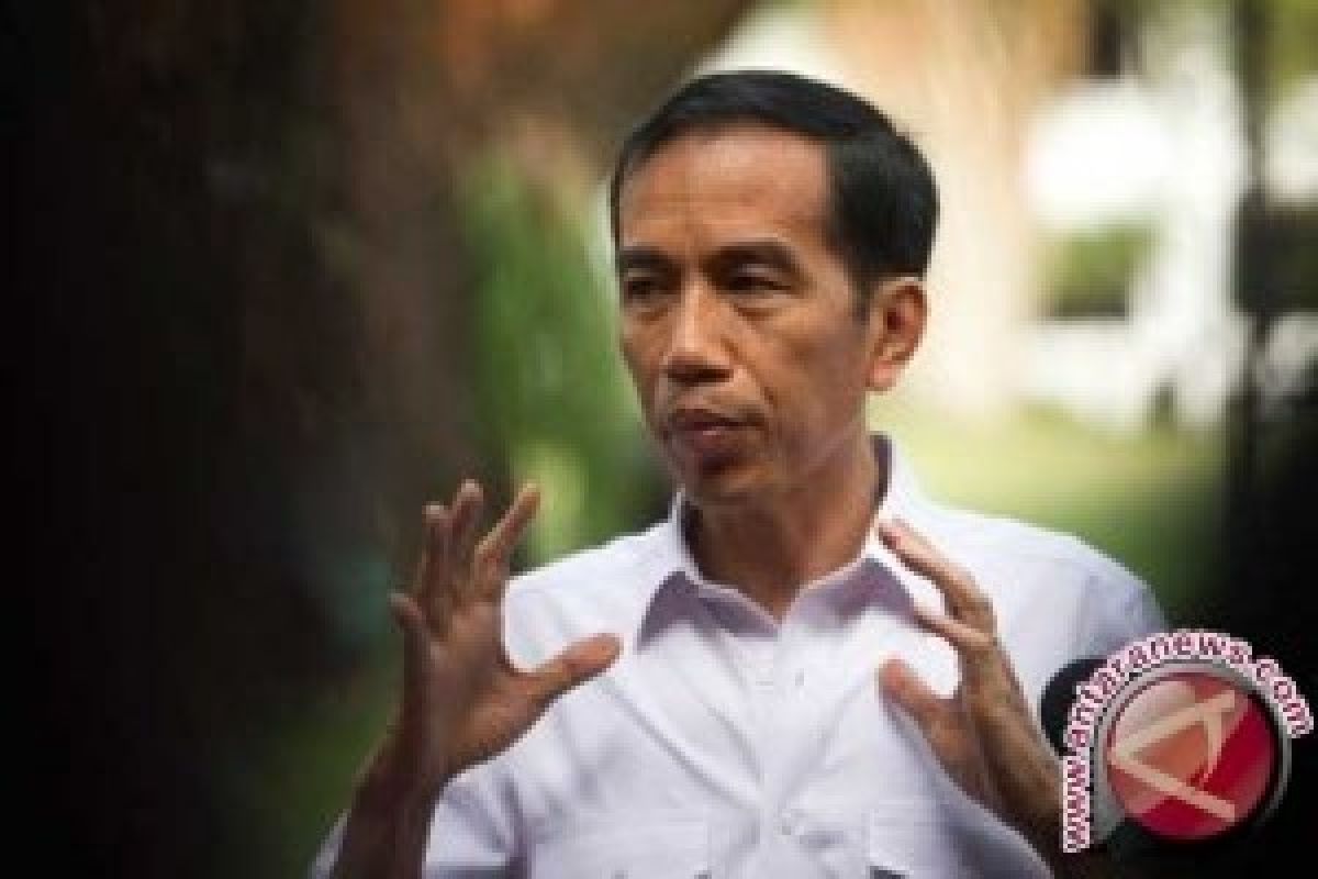   Presiden Jokowi Bagi-bagi Sembako di Pasar Klitikan Notoharjo