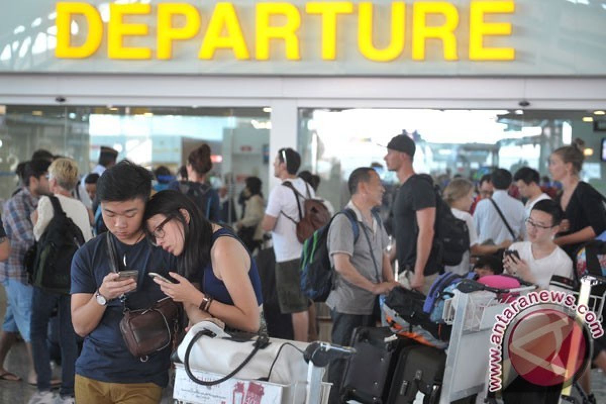 Bandara Ditutup Akibat Abu Raung, penumpang Jangan Rewel