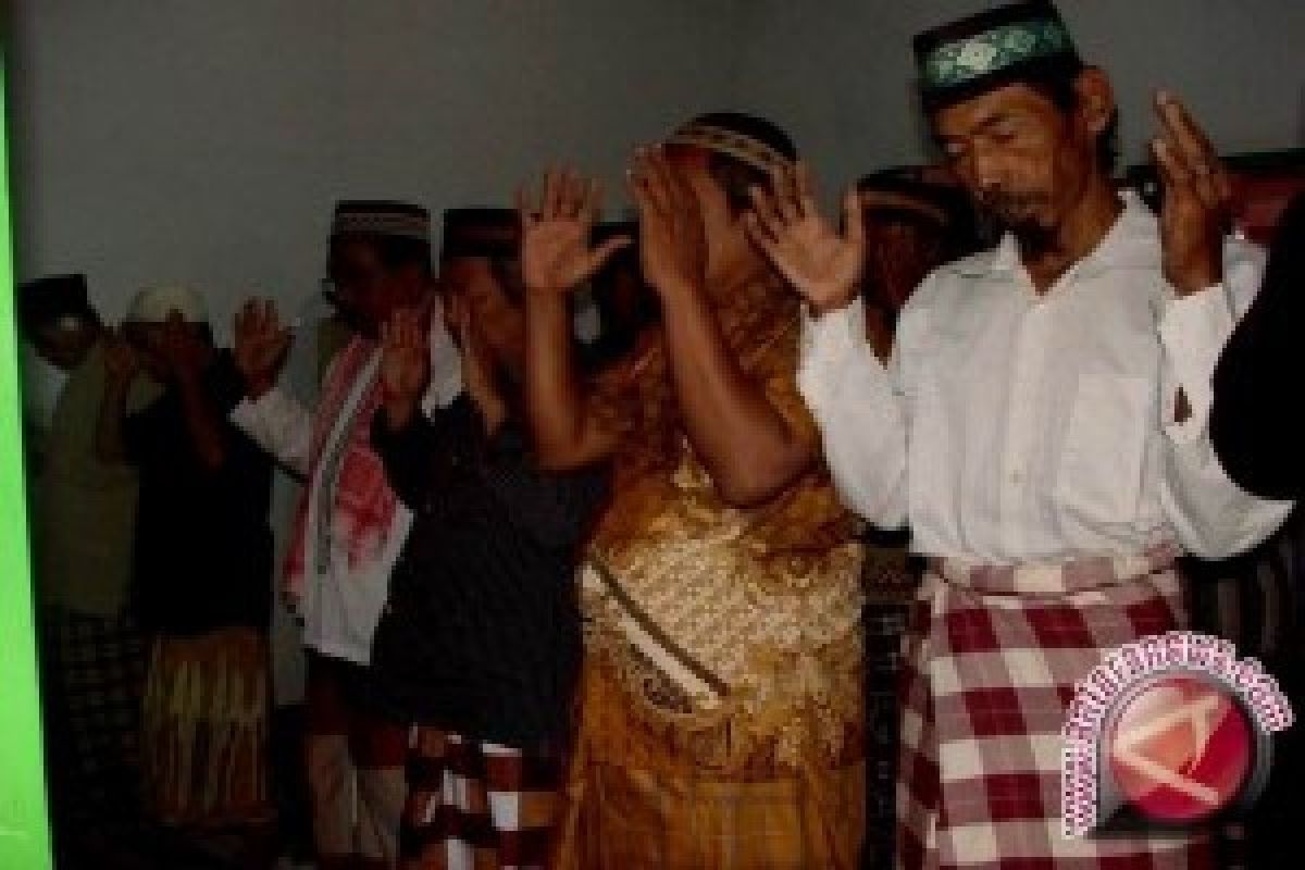 Penganut Islam Aboge Laksanakan Salat Idul Fitri