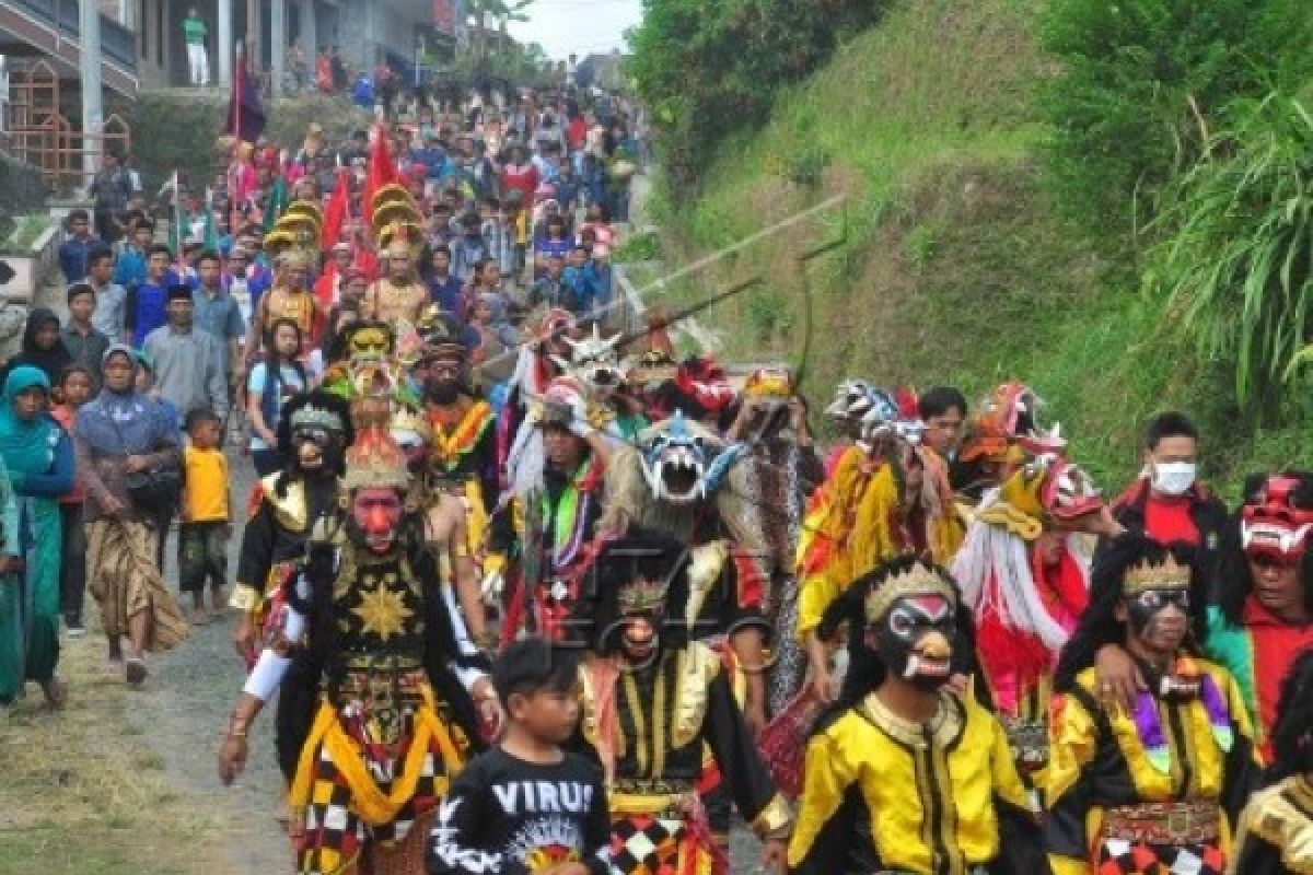 Warga Gunung Merbabu "Sungkem Tlompak"