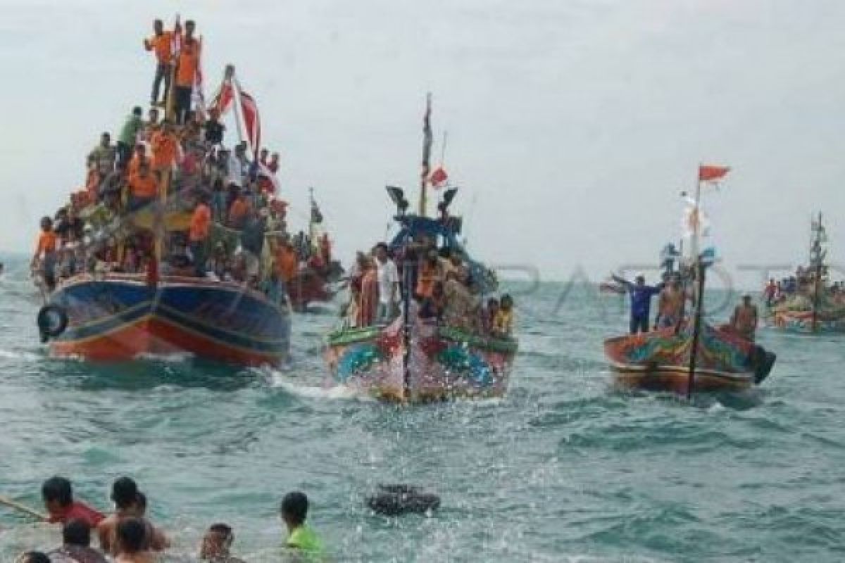 Pemkab Pekalongan Lakukan Larung Sesaji Di Pantai