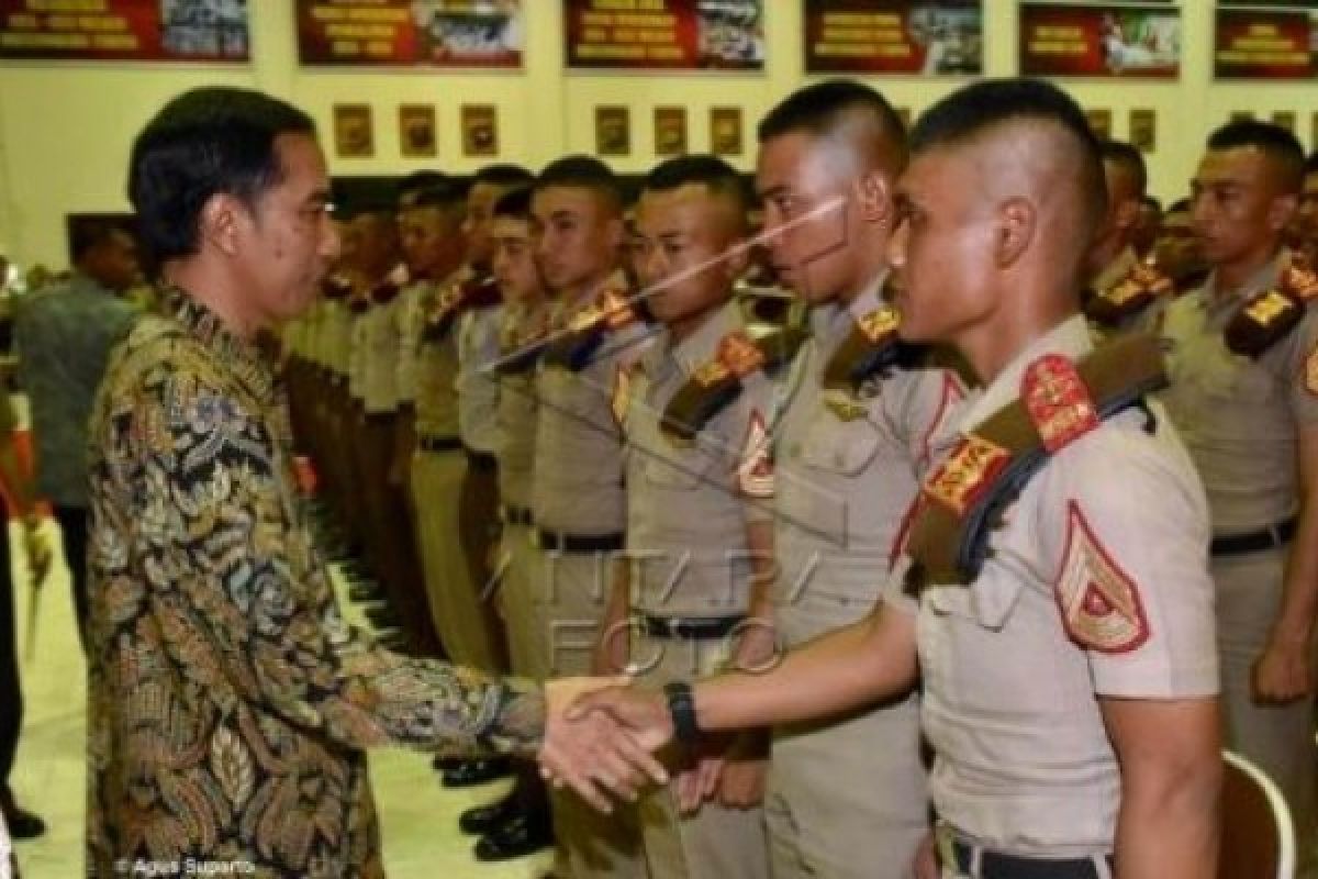 President Jokowi Inaugurates 793 Military, Police Cadets