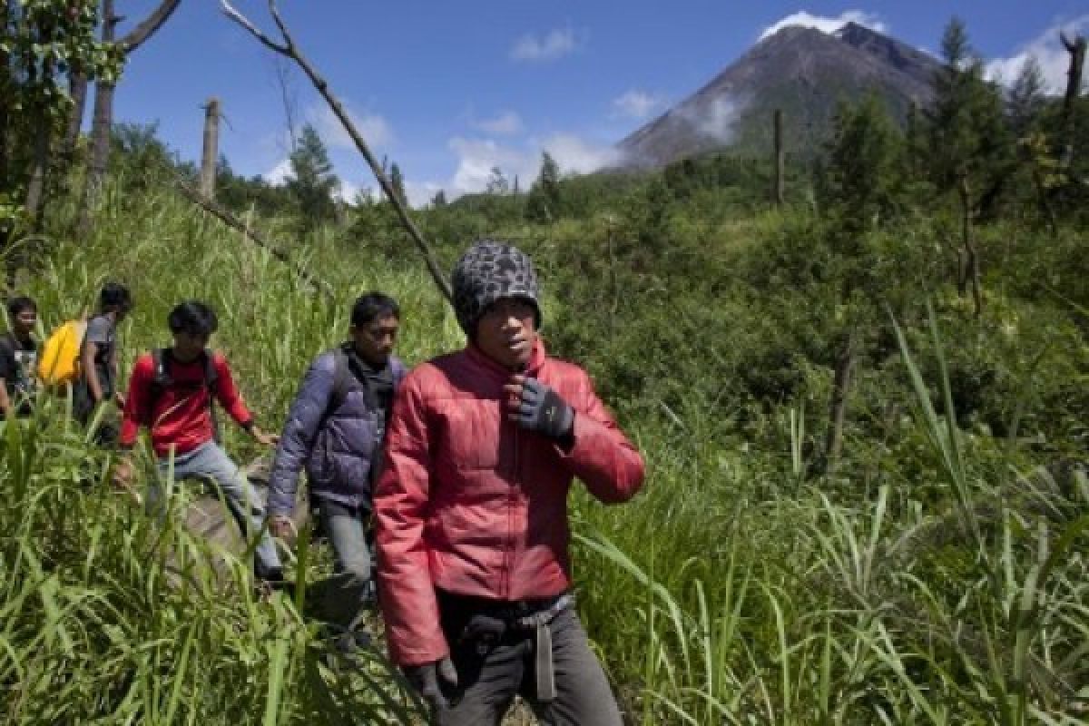 Pendaki Gunung Lengkapi Perangkat Navigasi