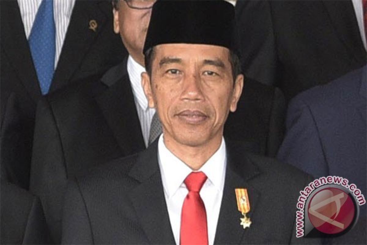 Presiden Tinjau Pelabuhan Peti Kemas di Tepi Kapuas