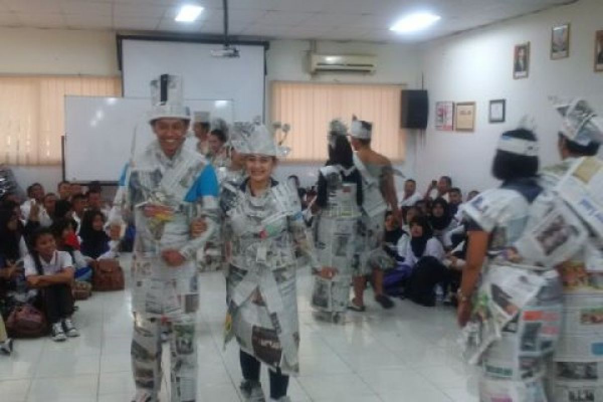 Alfamart Klaten Gelar Fashion Show Berbahan Koran