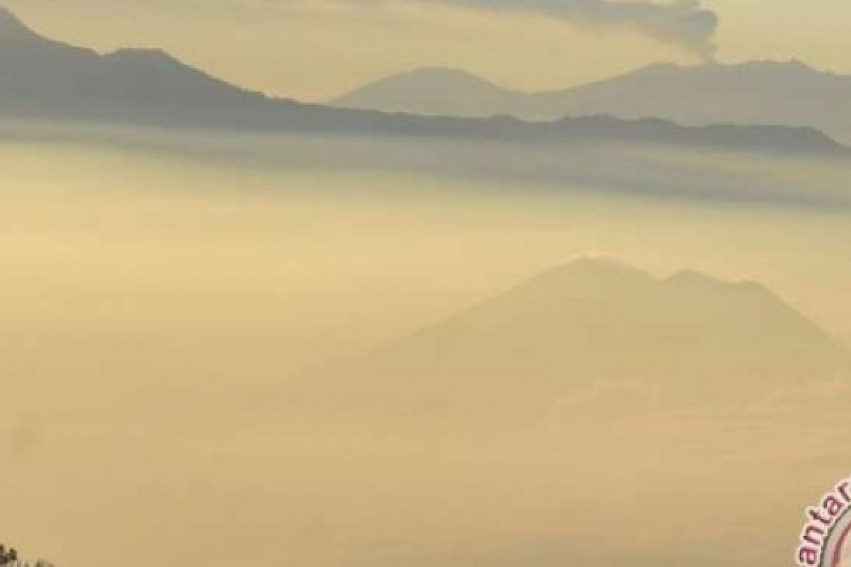  Dua Bandara Kembali Ditutup Akibat Abu Gunung Raung