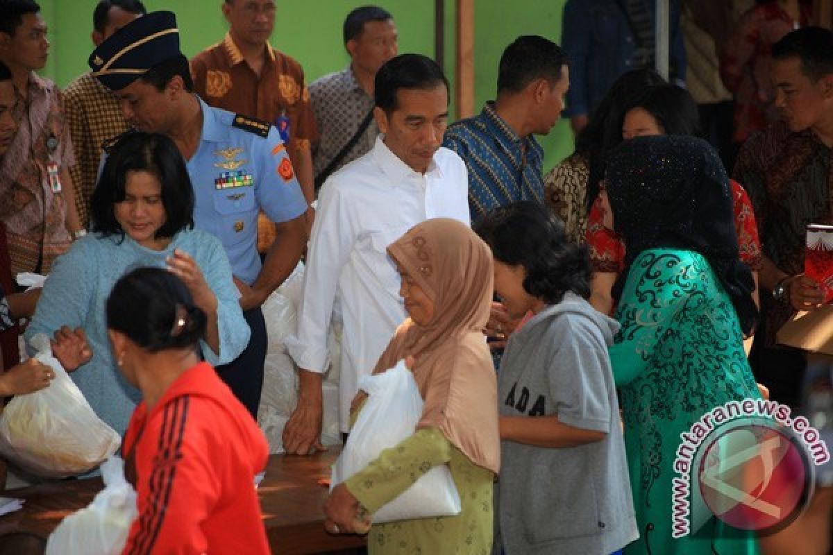 Presiden Bagikan 1.000 Paket Sembako di Pemukiman Padat Jakbar