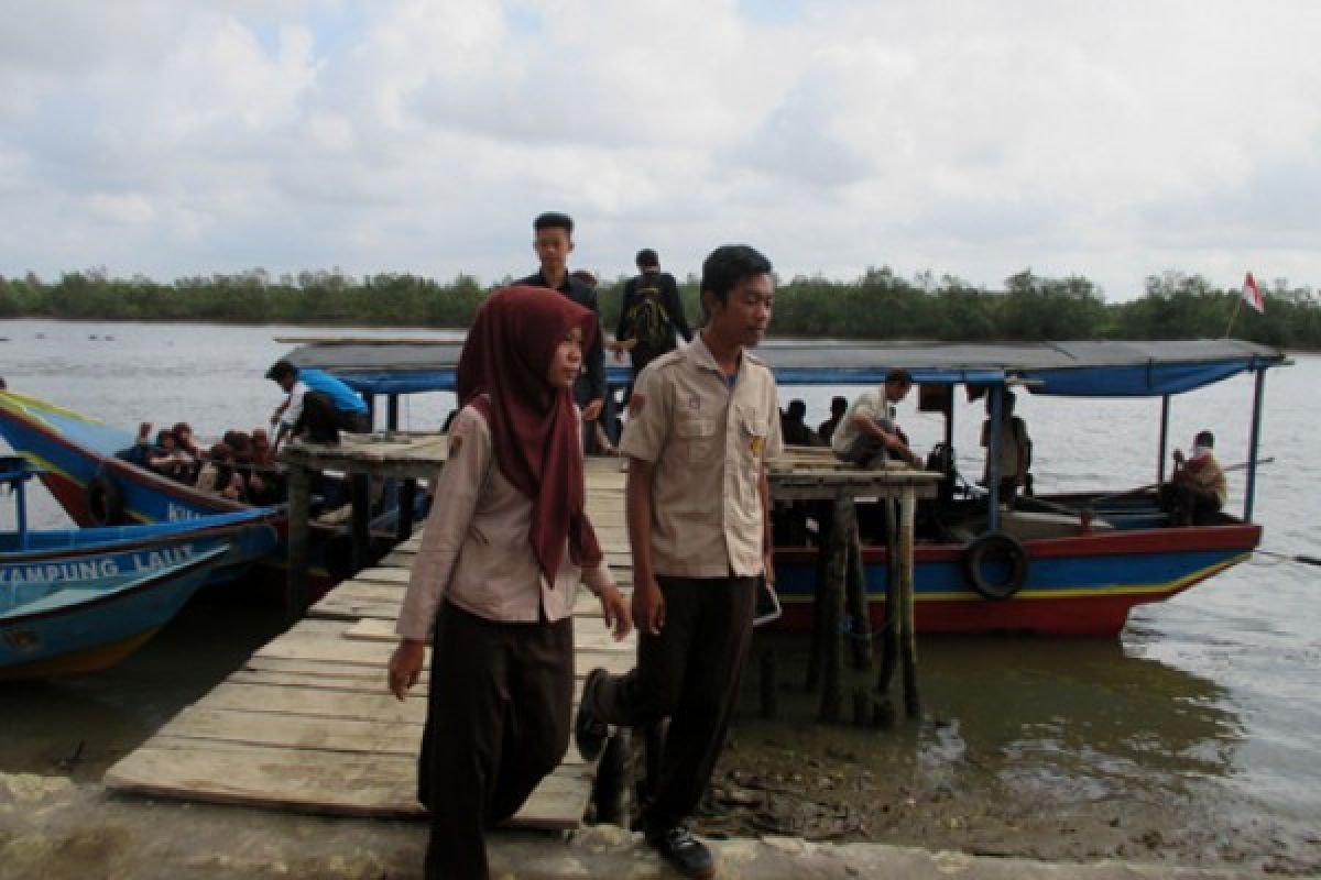 Anak Kampung Laut Berperahu ke Sekolah