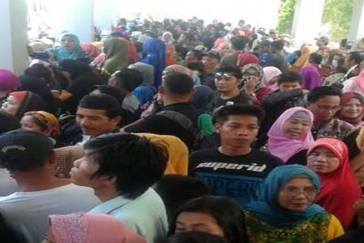 Pengantar Jamaah Calhaj Padati Bandara Haluoleo