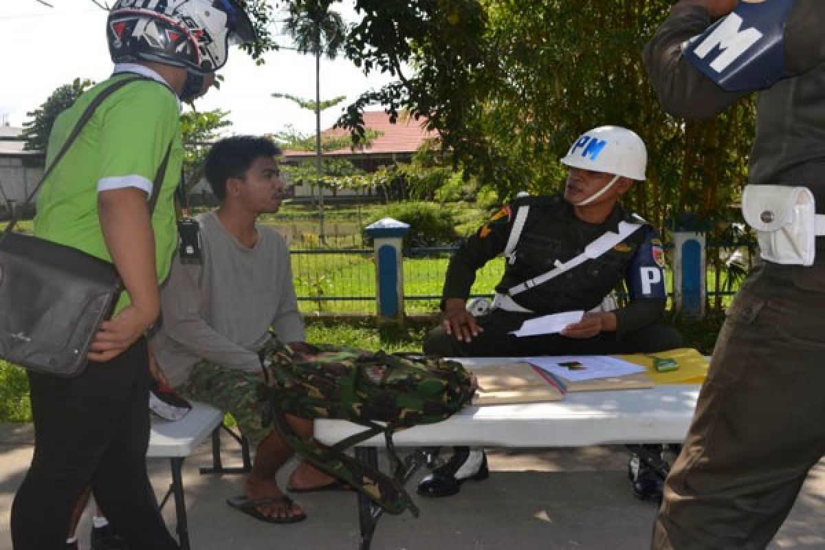 Denpom Kolaka Gelar Razia Atribut TNI