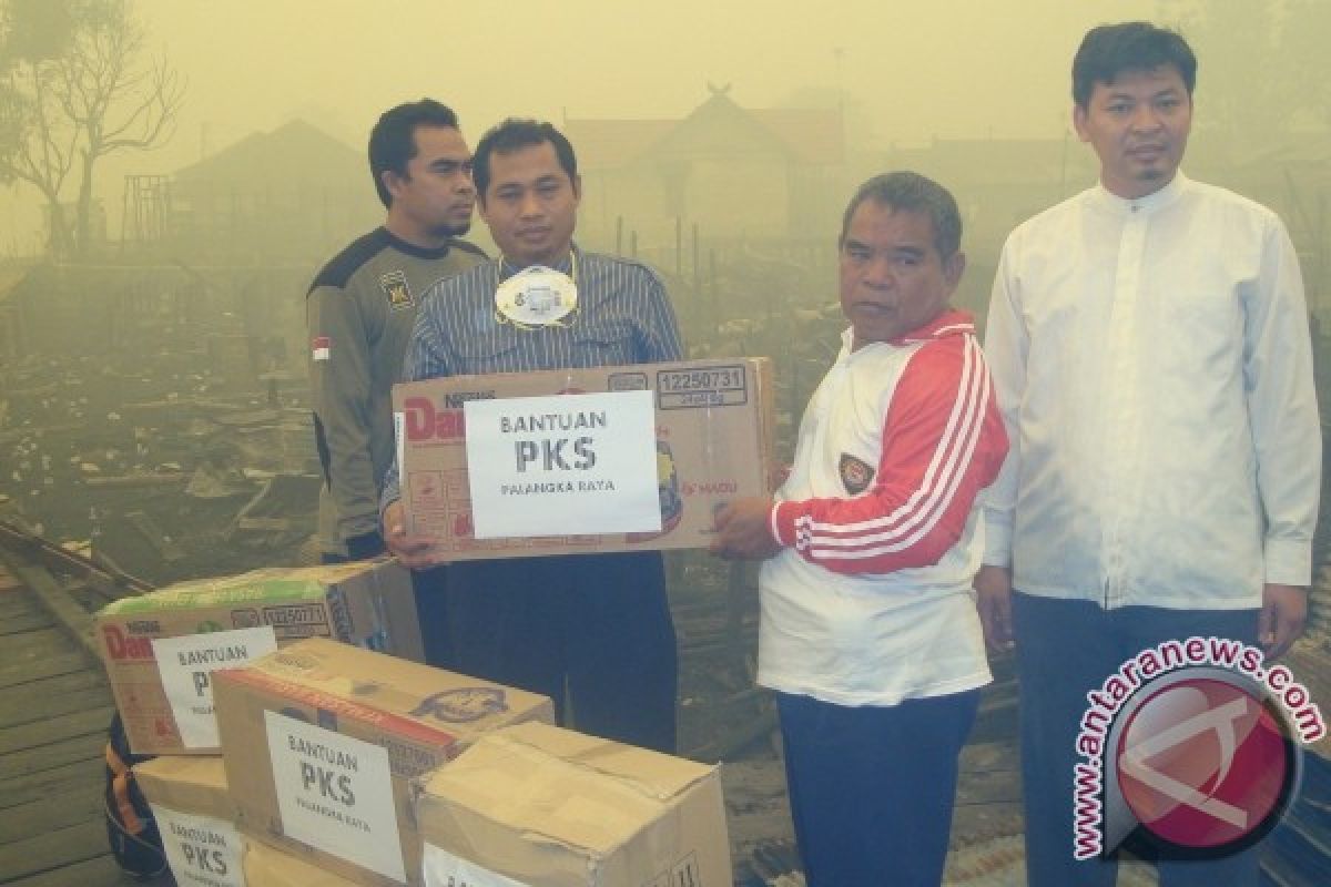 PKS Palangka Raya Bagikan Bantuan ke Warga Korban Kebakaran