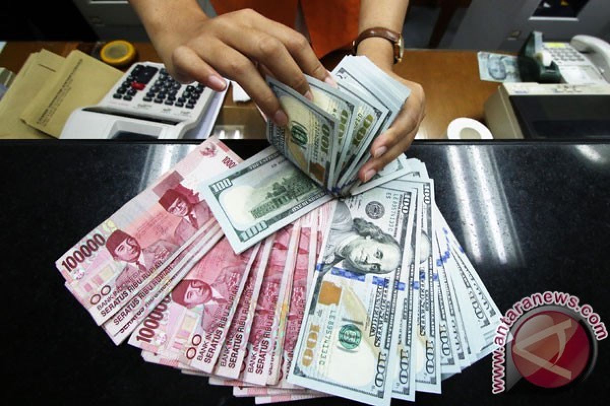 Rupiah Bergerak Melemah Menjadi Rp13.556