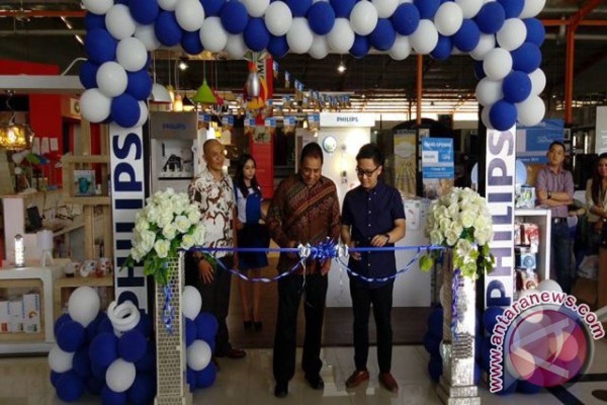 Philips Berikan Produk Hemat Energi Masyarakat Manado 