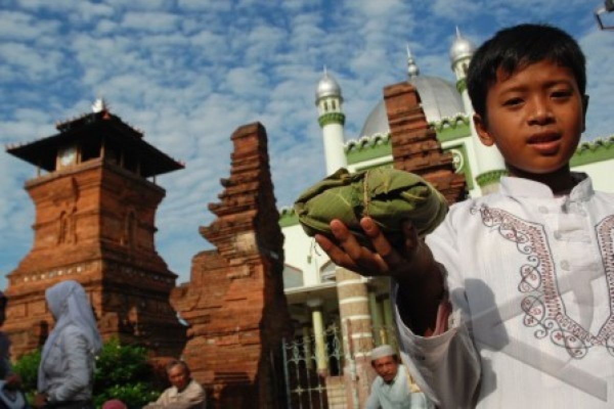 Ritual Buka Luwur, Ribuan Warga Perebutkan Nasi Uyah