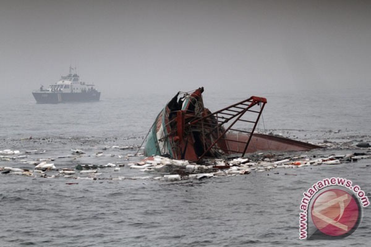 KKP Tenggelamkan Enam Kapal Vietnam Mencuri Ikan di Batam