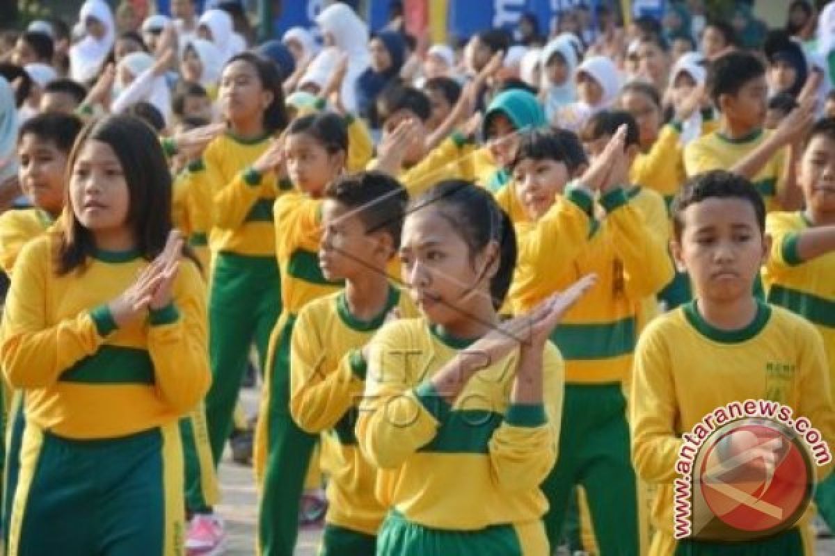 Ratusan warga Lobar ikuti Gerakan Masyarakat Hidup Sehat