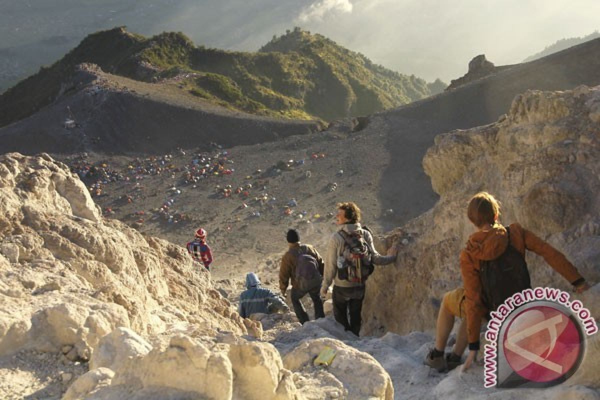 Puncak Merapi Steril dari Pendaki hingga Akhir November