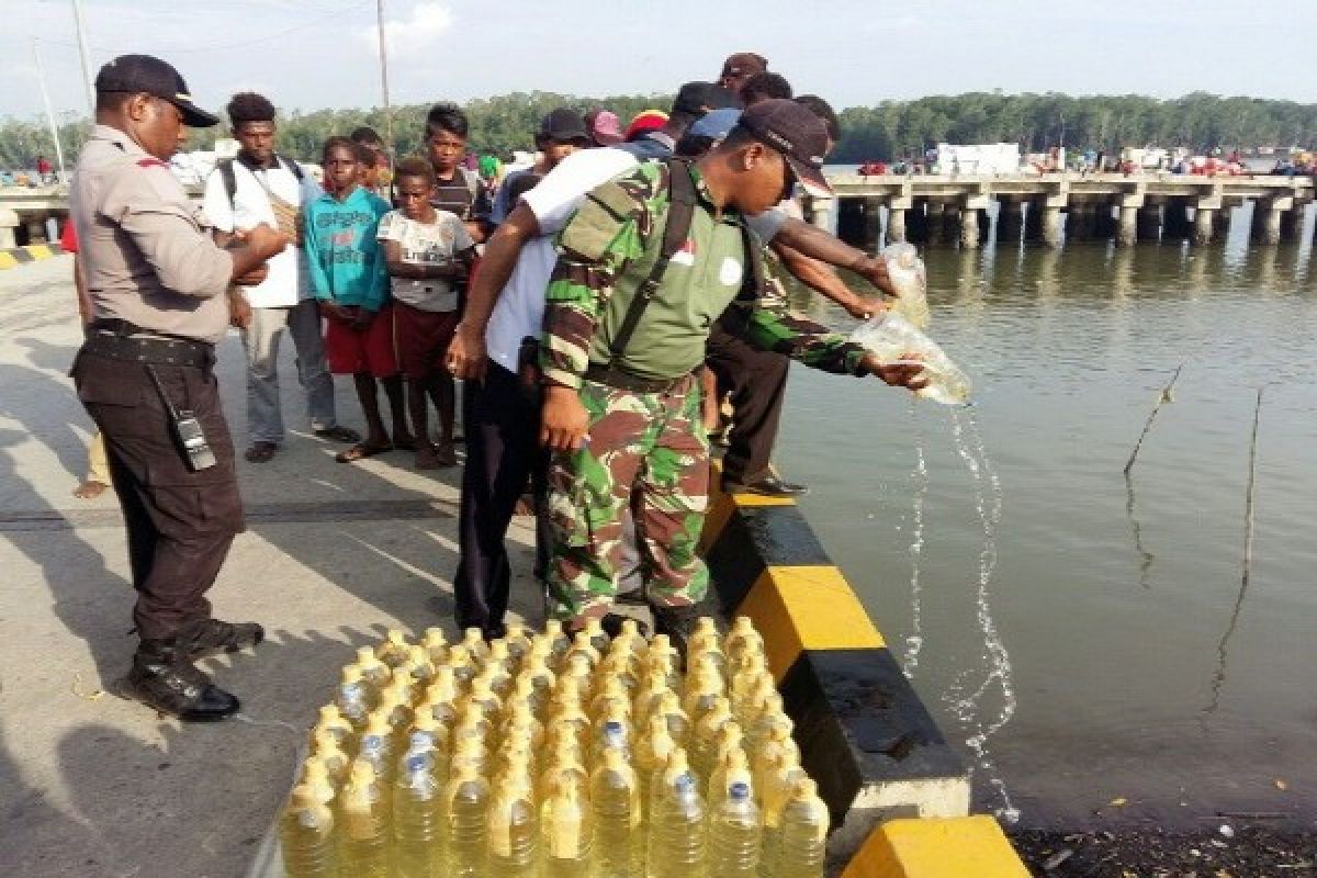 Kodim Mimika musnahkan minuman keras hasil "sweeping"